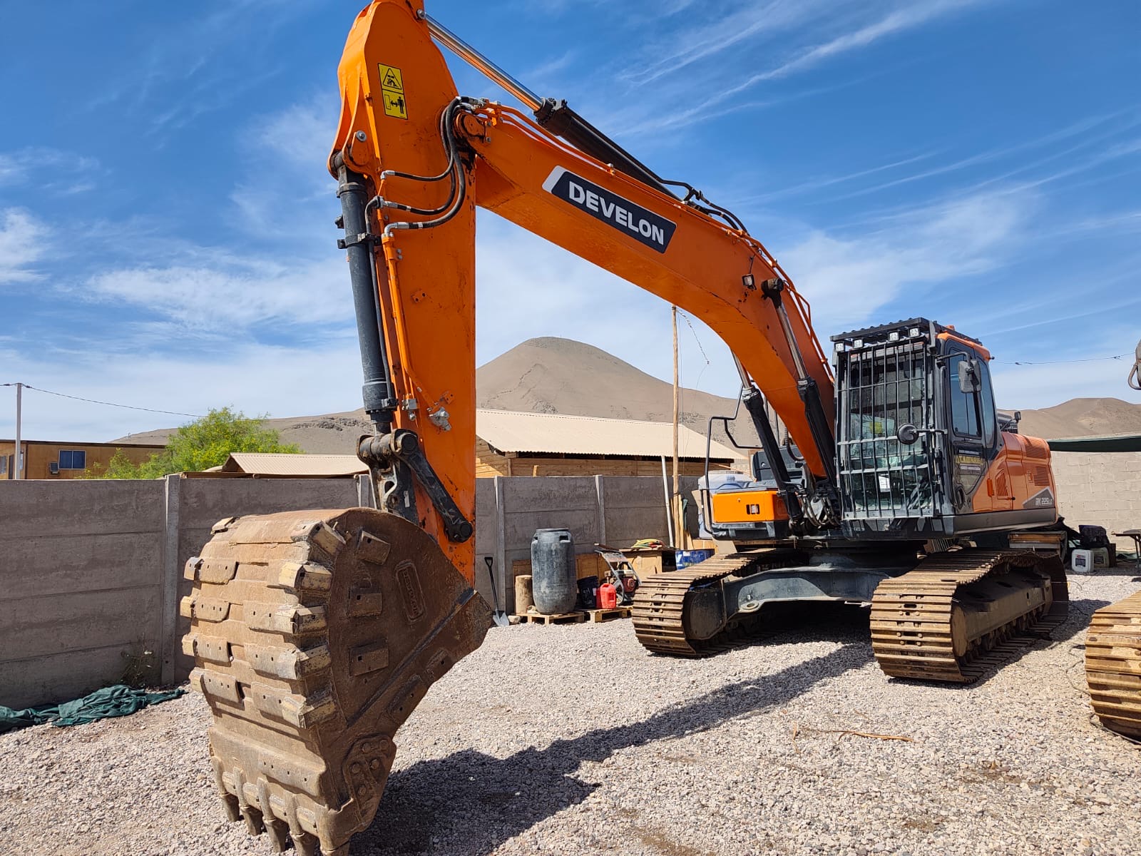 Excavadora Develon con Kit Roca