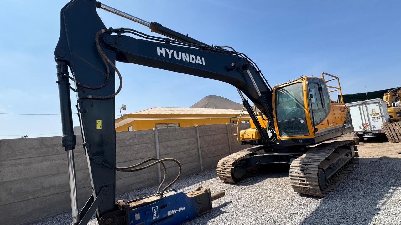 Excavadora Hyundai 220LC · Martillo